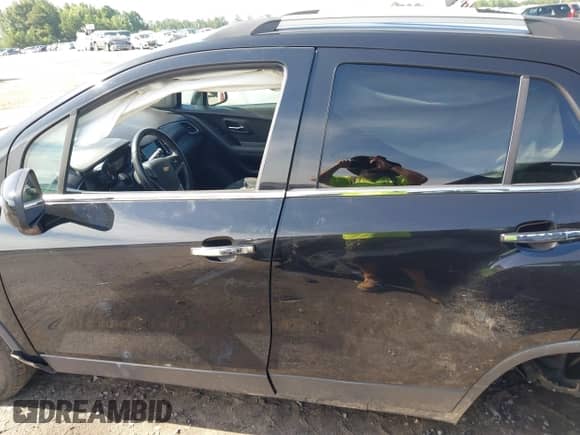 2020 Chevrolet Trax LT with VIN KL7CJLSB4LB010031, listed as a IAAI auction lot 42669823 with 157,229 mi miles and . Bid and sale history available at DreamBid. Image 15.