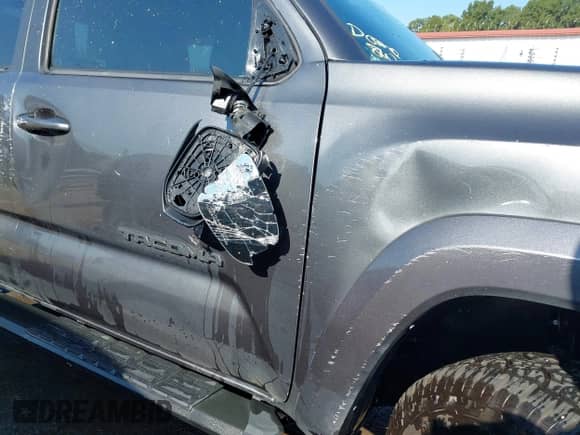 2019 Toyota Tacoma SR5 z VIN 3TMCZ5AN2KM231203, wystawiony jako IAAI lot #43203975 z przebiegiem 61 168 mil mil oraz . Historia ofert i sprzedaży dostępna na DreamBid. Obrazek 12.