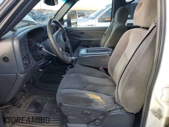 2006 Chevrolet Silverado 2500HD LT1 z VIN 1GCHK23D26F196410, wystawiony jako Copart lot #89073185 z przebiegiem 491 323 mil mil oraz Czysty tytuł • Clean title. Historia ofert i sprzedaży dostępna na DreamBid. Obrazek 7.