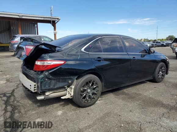 2015 Toyota Camry SE z VIN 4T1BF1FK5FU894791, wystawiony jako Copart lot #82327015 z przebiegiem 218 883 mil mil oraz Szkoda całkowita • Salvage title. Historia ofert i sprzedaży dostępna na DreamBid. Obrazek 3.