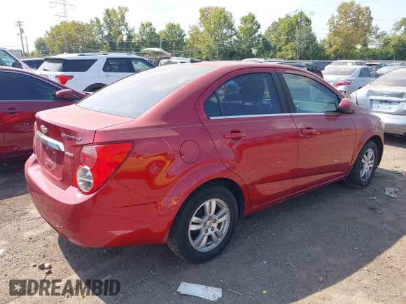 2013 Chevrolet Sonic LT с VIN 1G1JC5SB0D4188663, выставлен на аукционе IAAI как лот 43262100 с пробегом 214 215 миль миль и . История ставок и продаж доступна на DreamBid. Изображение 4.