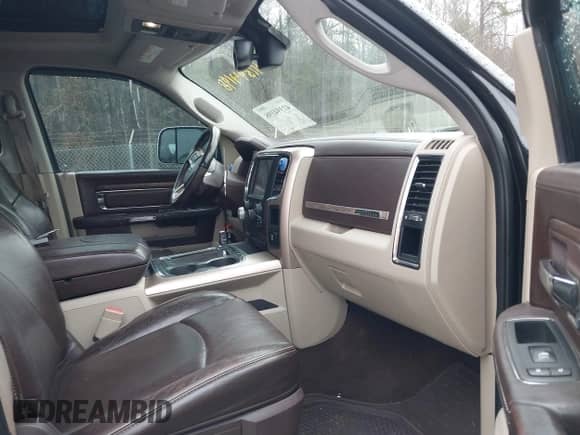 2016 Ram 1500 Limited z VIN 1C6RR7WM4GS125993, wystawiony jako IAAI lot #41394198 z przebiegiem 113 681 mil mil oraz . Historia ofert i sprzedaży dostępna na DreamBid. Obrazek 5.