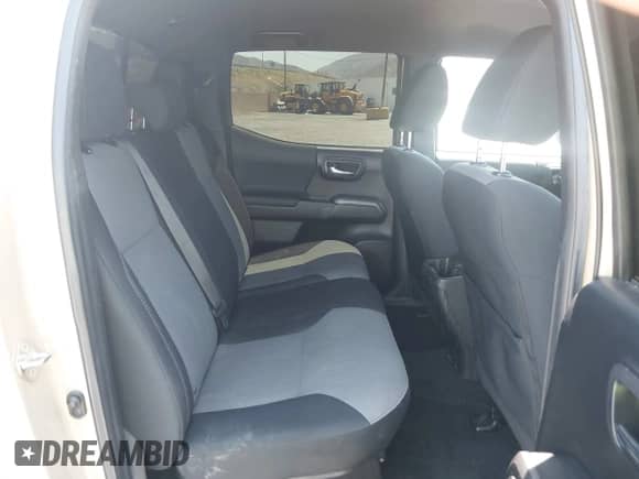 2020 Toyota Tacoma SR5 z VIN 3TMBZ5DN9LM025403, wystawiony jako IAAI lot #42654685 z przebiegiem 154 392 mil mil oraz . Historia ofert i sprzedaży dostępna na DreamBid. Obrazek 8.