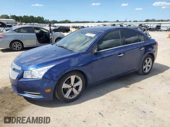 2013 Chevrolet Cruze 2LT z VIN 1G1PE5SB4D7239326, wystawiony jako Copart lot #83839025 z przebiegiem 144 468 mil mil oraz Czysty tytuł • Clean title. Historia ofert i sprzedaży dostępna na DreamBid. Obrazek 1.
