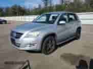 2010 Volkswagen Tiguan SE с VIN WVGBV7AX5AW522938, выставлен на аукционе Copart как лот 71200465 с пробегом 105 392 миль миль и Списание • Salvage title. История ставок и продаж доступна на DreamBid. Изображение 1.