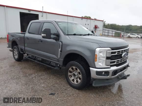 2024 Ford F-250 XL z VIN 1FT7W2BT2REE01002, wystawiony jako IAAI lot #43105733 z przebiegiem 62 496 mil mil oraz . Historia ofert i sprzedaży dostępna na DreamBid. Obrazek 1.