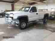 2003 Chevrolet Silverado 2500HD Work Truck z VIN 1GCHC24U23E253931, wystawiony jako IAAI lot #43303277 z przebiegiem 152 833 mil mil oraz . Historia ofert i sprzedaży dostępna na DreamBid. Obrazek 18.
