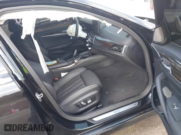 2022 BMW 5 Series 530i xDrive z VIN WBA13BJ01NWX57836, wystawiony jako IAAI lot #43223090 z przebiegiem Nie podano mil oraz . Historia ofert i sprzedaży dostępna na DreamBid. Obrazek 5.