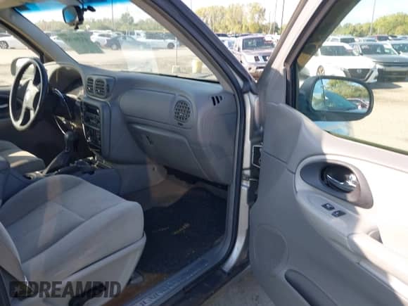 2005 Chevrolet TrailBlazer LT z VIN 1GNDT13S852324005, wystawiony jako IAAI lot #43286785 z przebiegiem 163 166 mil mil oraz . Historia ofert i sprzedaży dostępna na DreamBid. Obrazek 5.