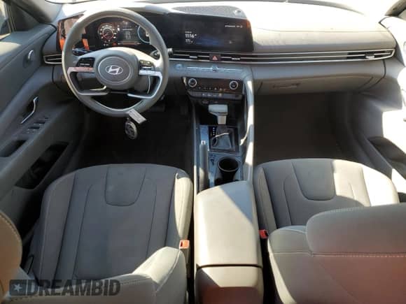 2024 Hyundai Elantra SEL z VIN KMHLM4DG4RU694645, wystawiony jako Copart lot #89689735 z przebiegiem 45 331 mil mil oraz Szkoda całkowita • Salvage title. Historia ofert i sprzedaży dostępna na DreamBid. Obrazek 8.