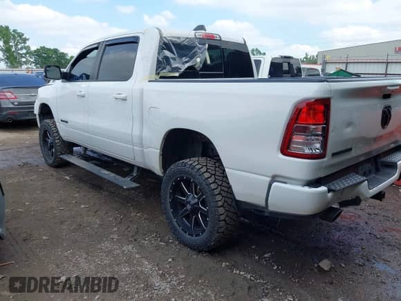 2021 Ram 1500 Big Horn z VIN 1C6SRFFT9MN598009, wystawiony jako IAAI lot #42442713 z przebiegiem 113 784 mil mil oraz . Historia ofert i sprzedaży dostępna na DreamBid. Obrazek 3.
