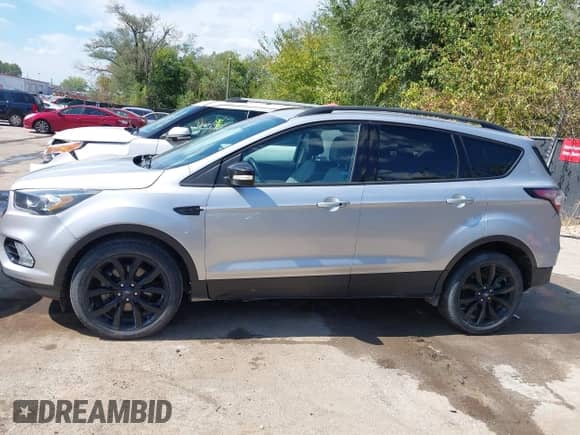2017 Ford Escape Titanium z VIN 1FMCU9J9XHUC08079, wystawiony jako IAAI lot #43333080 z przebiegiem 169 596 mil mil oraz . Historia ofert i sprzedaży dostępna na DreamBid. Obrazek 14.