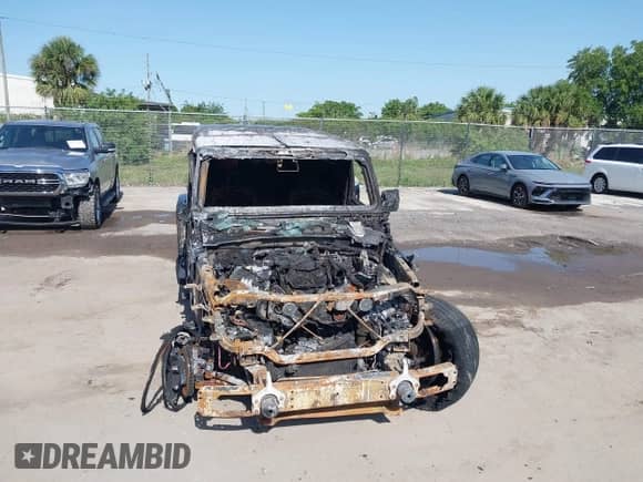 2021 Jeep Wrangler Unlimited Sahara z VIN 1C4JJXP60MW643293, wystawiony jako IAAI lot #42276393 z przebiegiem Nie podano mil oraz . Historia ofert i sprzedaży dostępna na DreamBid. Obrazek 6.