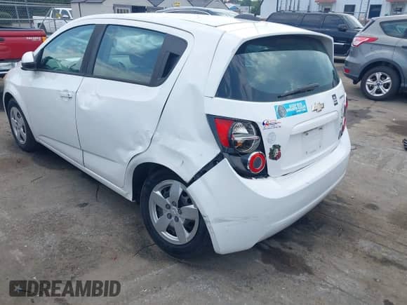 2016 Chevrolet Sonic LS z VIN 1G1JA6SHXG4177027, wystawiony jako IAAI lot #42797002 z przebiegiem 123 959 mil mil oraz . Historia ofert i sprzedaży dostępna na DreamBid. Obrazek 6.