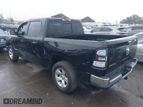 2020 Ram 1500 Big Horn z VIN 1C6RREFG1LN333692, wystawiony jako IAAI lot #41517721 z przebiegiem 67 046 mil mil oraz . Historia ofert i sprzedaży dostępna na DreamBid. Obrazek 3.