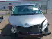 2014 Toyota Sienna LE z VIN 5TDJK3DC2ES092852, wystawiony jako IAAI lot #43026331 z przebiegiem 80 100 mil mil oraz . Historia ofert i sprzedaży dostępna na DreamBid. Obrazek 6.