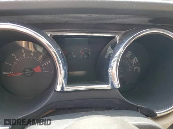 2005 Ford Mustang Deluxe с VIN 1ZVFT84N655207439, выставлен на аукционе Copart как лот 56136855 с пробегом Не указан миль и Списание • Salvage title. История ставок и продаж доступна на DreamBid. Изображение 9.