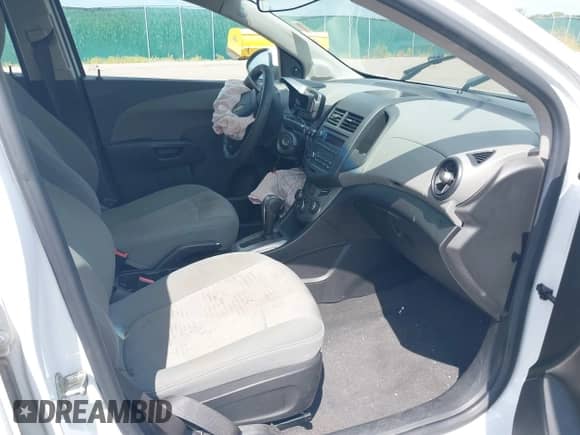 2012 Chevrolet Sonic LS z VIN 1G1JA6SH2C4216784, wystawiony jako IAAI lot #42829264 z przebiegiem 176 800 mil mil oraz . Historia ofert i sprzedaży dostępna na DreamBid. Obrazek 5.
