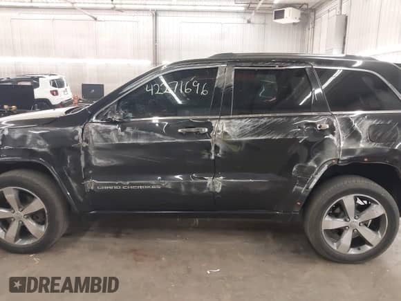 2015 Jeep Grand Cherokee Overland z VIN 1C4RJFCT7FC704149, wystawiony jako IAAI lot #42271696 z przebiegiem 127 825 mil mil oraz . Historia ofert i sprzedaży dostępna na DreamBid. Obrazek 14.