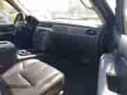 2008 Chevrolet Suburban LTZ z VIN 3GNFK16368G133548, wystawiony jako IAAI lot #42639899 z przebiegiem 306 327 mil mil oraz . Historia ofert i sprzedaży dostępna na DreamBid. Obrazek 5.