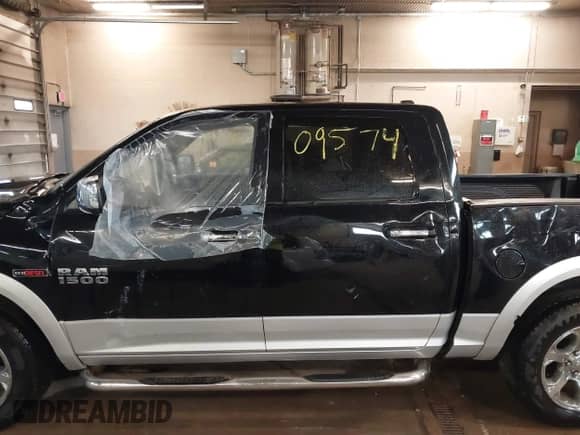 2014 Ram 1500 Laramie z VIN 1C6RR7NM2ES476528, wystawiony jako IAAI lot #42309574 z przebiegiem 150 307 mil mil oraz . Historia ofert i sprzedaży dostępna na DreamBid. Obrazek 14.