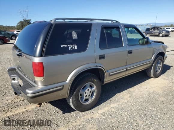 1998 Chevrolet Blazer LS z VIN 1GNDT13W6W2252953, wystawiony jako Copart lot #82567745 z przebiegiem Nie podano mil oraz Szkoda całkowita • Salvage title. Historia ofert i sprzedaży dostępna na DreamBid. Obrazek 3.