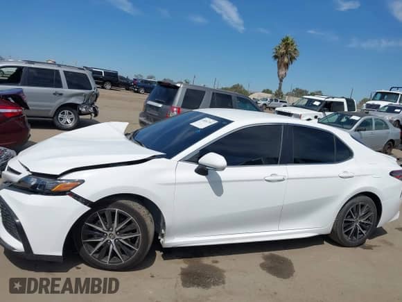 2023 Toyota Camry SE z VIN 4T1G11AK8PU756448, wystawiony jako IAAI lot #43051703 z przebiegiem 27 035 mil mil oraz . Historia ofert i sprzedaży dostępna na DreamBid. Obrazek 14.