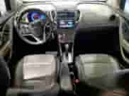 2015 Chevrolet Trax LTZ z VIN KL7CJNSB4FB249742, wystawiony jako Copart lot #85187075 z przebiegiem 212 083 mil mil oraz Czysty tytuł • Clean title. Historia ofert i sprzedaży dostępna na DreamBid. Obrazek 8.