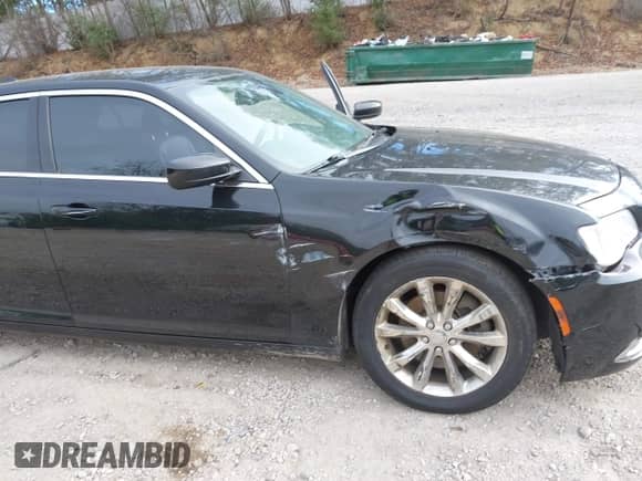 2015 Chrysler 300 Limited z VIN 2C3CCARG2FH849534, wystawiony jako IAAI lot #43426030 z przebiegiem 200 891 mil mil oraz . Historia ofert i sprzedaży dostępna na DreamBid. Obrazek 6.
