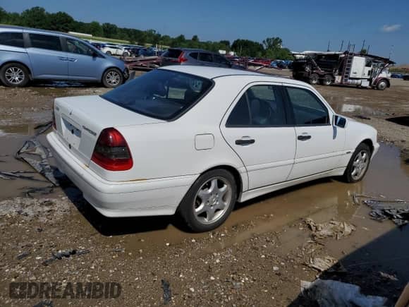 1999 Mercedes-Benz C 230/260/280/320 z VIN WDBHA24G3XA757741, wystawiony jako Copart lot #62602045 z przebiegiem 85 928 mil mil oraz Czysty tytuł • Clean title. Historia ofert i sprzedaży dostępna na DreamBid. Obrazek 3.