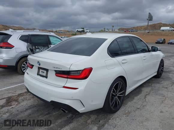 2021 BMW 3 Series 330e xDrive z VIN WBA5P9C00MFK93416, wystawiony jako IAAI lot #41525725 z przebiegiem 24 831 mil mil oraz . Historia ofert i sprzedaży dostępna na DreamBid. Obrazek 4.