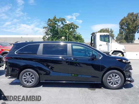 2025 Toyota Sienna LE с VIN 5TDKRKEC6SS233202, выставлен на аукционе IAAI как лот 42486796 с пробегом 5 143 миль миль и . История ставок и продаж доступна на DreamBid. Изображение 14.