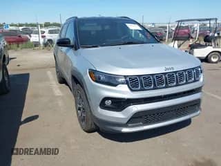 2025 Jeep Compass Limited z VIN 3C4NJDCN1ST579264, wystawiony jako IAAI lot #42816411 z przebiegiem 12 228 mil mil oraz . Historia ofert i sprzedaży dostępna na DreamBid. Obrazek 1.