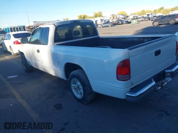 2000 Dodge Dakota z VIN 1B7GL22X0YS725769, wystawiony jako IAAI lot #43526369 z przebiegiem 185 290 mil mil oraz . Historia ofert i sprzedaży dostępna na DreamBid. Obrazek 3.