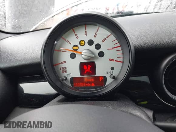 2013 MINI Hardtop с VIN WMWSU3C59DT548635, выставлен на аукционе IAAI как лот 42176999 с пробегом 111 357 миль миль и . История ставок и продаж доступна на DreamBid. Изображение 7.