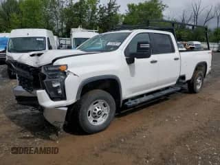 2022 Chevrolet Silverado 2500HD Work Truck z VIN 1GC4YLE70NF234290, wystawiony jako Copart lot #47639915 z przebiegiem 53 850 mil mil oraz Szkoda całkowita • Salvage title. Historia ofert i sprzedaży dostępna na DreamBid. Obrazek 1.