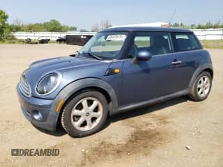 2010 MINI Hardtop с VIN WMWMF3C58ATZ25650, выставлен на аукционе Copart как лот 69322675 с пробегом 96 191 миль миль и Чистый • Clean title. История ставок и продаж доступна на DreamBid. Изображение 1.
