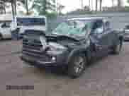 2018 Toyota Tacoma SR5 z VIN 5TFSZ5AN8JX150016, wystawiony jako IAAI lot #42427452 z przebiegiem 22 374 mil mil oraz . Historia ofert i sprzedaży dostępna na DreamBid. Obrazek 2.