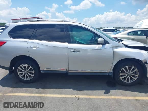 2014 Nissan Pathfinder Platinum with VIN 5N1AR2MN1EC646709, listed as a IAAI auction lot 42526737 with 200,666 mi miles and . Bid and sale history available at DreamBid. Image 13.