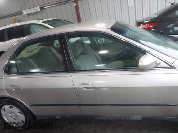 1998 Honda Accord LX z VIN 1HGCG1648WA047953, wystawiony jako IAAI lot #43217686 z przebiegiem 183 163 mil mil oraz . Historia ofert i sprzedaży dostępna na DreamBid. Obrazek 13.