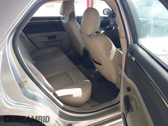 2007 Chrysler 300 C z VIN 2C3KA63H47H633573, wystawiony jako IAAI lot #42898581 z przebiegiem 151 745 mil mil oraz . Historia ofert i sprzedaży dostępna na DreamBid. Obrazek 8.