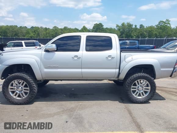 2010 Toyota Tacoma PreRunner z VIN 3TMJU4GN5AM093419, wystawiony jako IAAI lot #42882575 z przebiegiem 227 641 mil mil oraz . Historia ofert i sprzedaży dostępna na DreamBid. Obrazek 14.