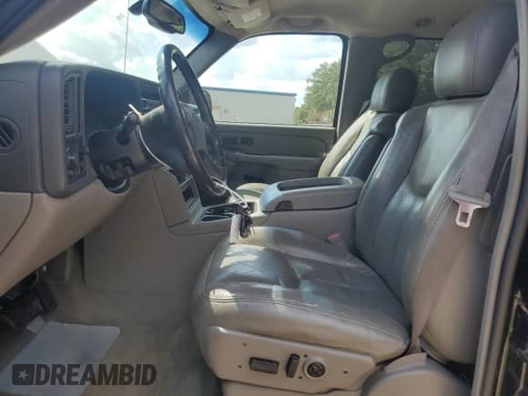 2004 Chevrolet Suburban LT с VIN 1GNEC16Z24J163555, выставлен на аукционе Copart как лот 80519875 с пробегом 211 751 миль миль и Списание • Salvage title. История ставок и продаж доступна на DreamBid. Изображение 7.