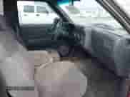 1994 Chevrolet S-10 z VIN 1GCCS1447R8110780, wystawiony jako IAAI lot #42418451 z przebiegiem 157 915 mil mil oraz . Historia ofert i sprzedaży dostępna na DreamBid. Obrazek 5.