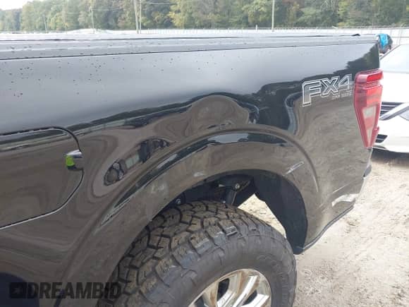 2024 Ford F-150 Lariat z VIN 1FTFW5L52RFA75628, wystawiony jako IAAI lot #43393183 z przebiegiem 15 578 mil mil oraz . Historia ofert i sprzedaży dostępna na DreamBid. Obrazek 18.