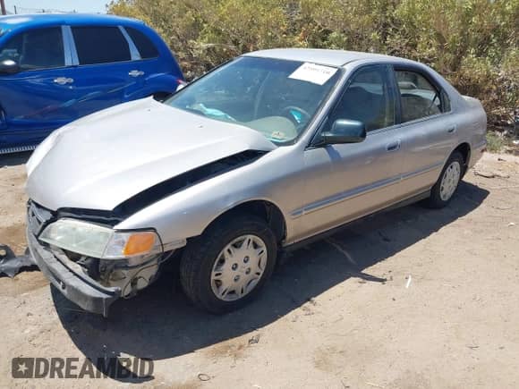 1997 Honda Accord Value с VIN 1HGCD568XVA186788, выставлен на аукционе IAAI как лот 42591510 с пробегом 155 802 миль миль и . История ставок и продаж доступна на DreamBid. Изображение 2.