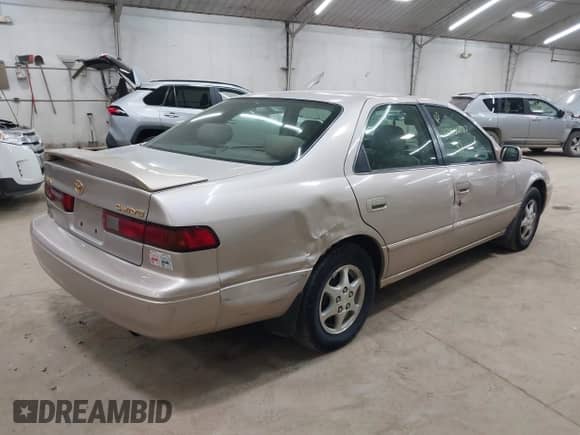 1999 Toyota Camry LE z VIN 4T1BG28K2XU580890, wystawiony jako IAAI lot #42860172 z przebiegiem 117 358 mil mil oraz . Historia ofert i sprzedaży dostępna na DreamBid. Obrazek 4.