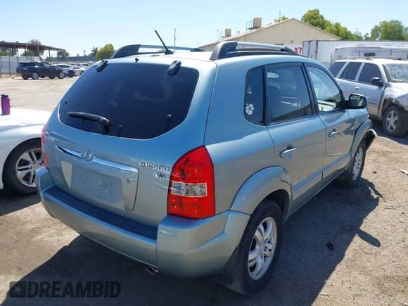 2007 Hyundai Tucson SE z VIN KM8JN12D87U638359, wystawiony jako IAAI lot #42778963 z przebiegiem 193 940 mil mil oraz . Historia ofert i sprzedaży dostępna na DreamBid. Obrazek 4.