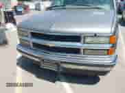 1999 Chevrolet Suburban z VIN 3GNEC16R0XG270822, wystawiony jako IAAI lot #42397271 z przebiegiem 242 250 mil mil oraz . Historia ofert i sprzedaży dostępna na DreamBid. Obrazek 15.