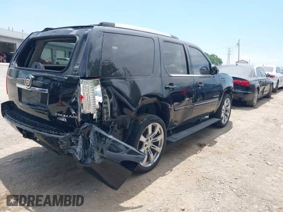 2013 Cadillac Escalade Premium z VIN 1GYS4CEF7DR229735, wystawiony jako IAAI lot #42602998 z przebiegiem 161 595 mil mil oraz . Historia ofert i sprzedaży dostępna na DreamBid. Obrazek 4.